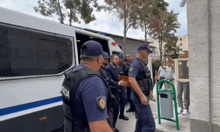 Ervin Salianji mbërrin në Gjykatën e Fierit, nis seanca për kërkesën e lirimit me kusht