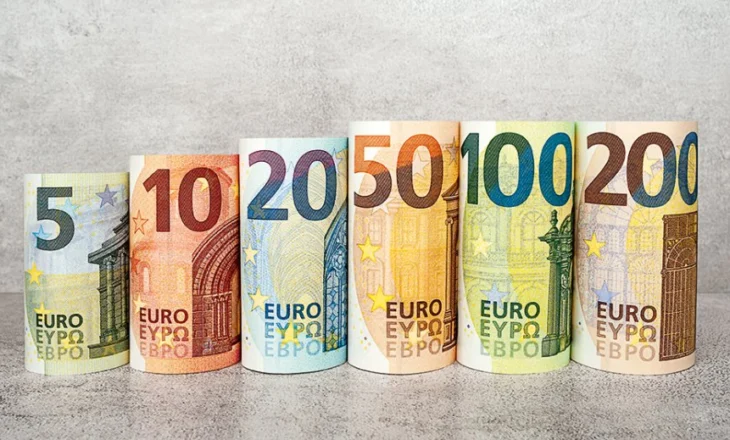 Euro bie në nivelin më të ulët historik: Këmbehet me vetëm 97.55 lekë, ndërhyrjet e Bankës së Shqipërisë nuk ndalin rënien