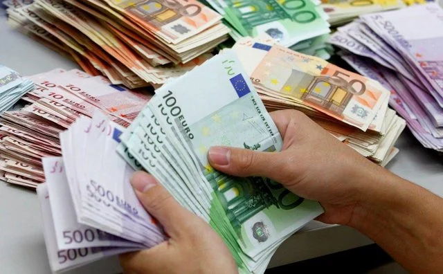 Euro prek rekordin historik, zbret në 96 lekë. Ekspertët zbulojnë shkaqet