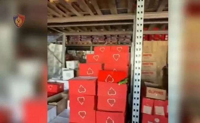 Falsifikonin etiketat e ushqimeve të skaduara për t’i shitur në treg, 2 në pranga..
