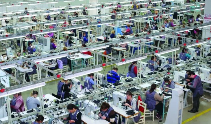 Fasonët paralajmërojnë sërish mbyllje fabrikash dhe shkurtime vendesh pune, ja masat e propozuara
