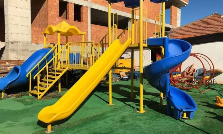 Fëmija ra nga lartësia e këndit të lojërave dhe përfundoi në spital, e pëson përgjegjësi për sigurinë në Vlorë