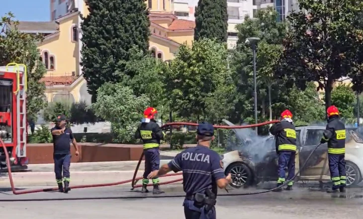 Fier – Automjeti përfshihet nga flakët në qendër të qytetit, ndërhyjnë zjarrfikësit
