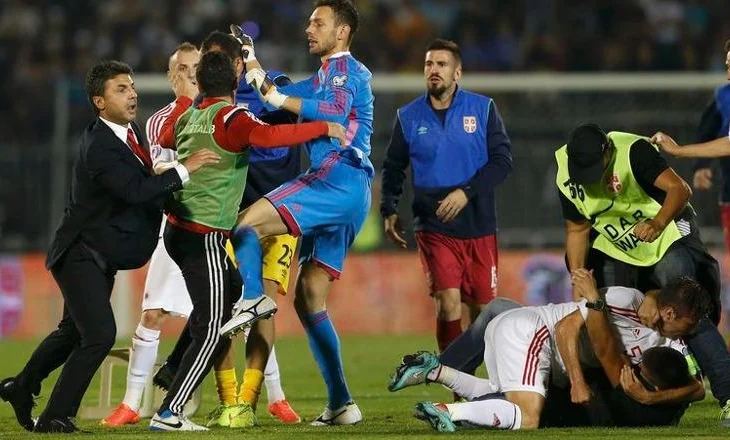 FIFA gjobit Serbinë për racizëm, federata: Ndeshja kundër Shqipërisë në Beograd rrezikon të luhet pa tifozë