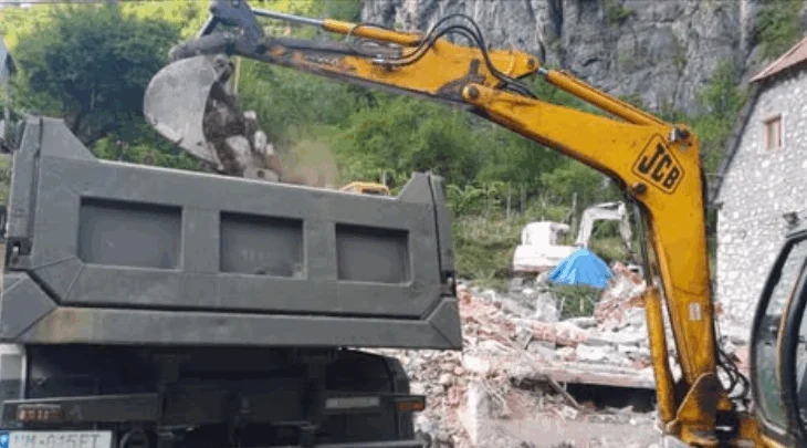 “Filloi Rilindja Urbane 2.0”, pas prishjes së ndërtimeve pa leje nis pastrimi, Rama: Rikthimi i Thethit në normalitetin e para kësaj marrëzie kriminale