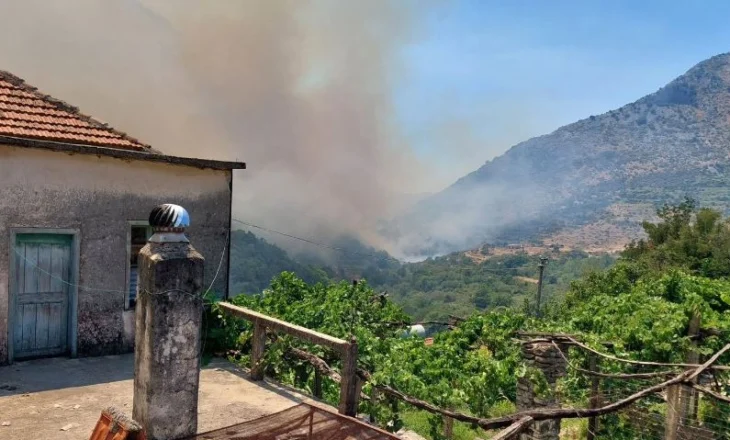 Finiqi në flakë prej 5 ditësh/ Ushtria dhe helikopteri në aksion kundër zjarrit që nuk ndalet