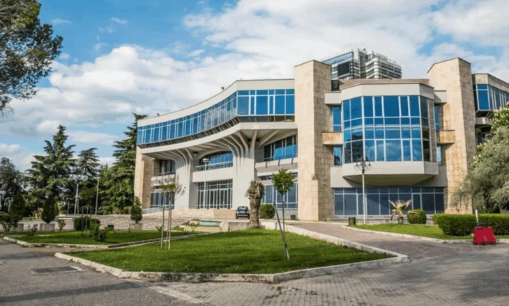 ‘Firmoset’ shembja e Pallatit të Kongreseve, godina i kalon qeverisë