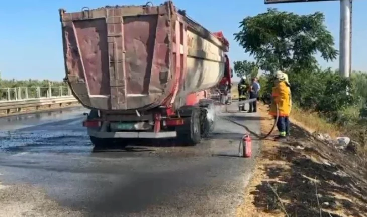 Flakë në autostradën Vlorë-Fier! Kamioni rrezikon të shpërthejë, shoferi ndërhyn në sekondat e fundit