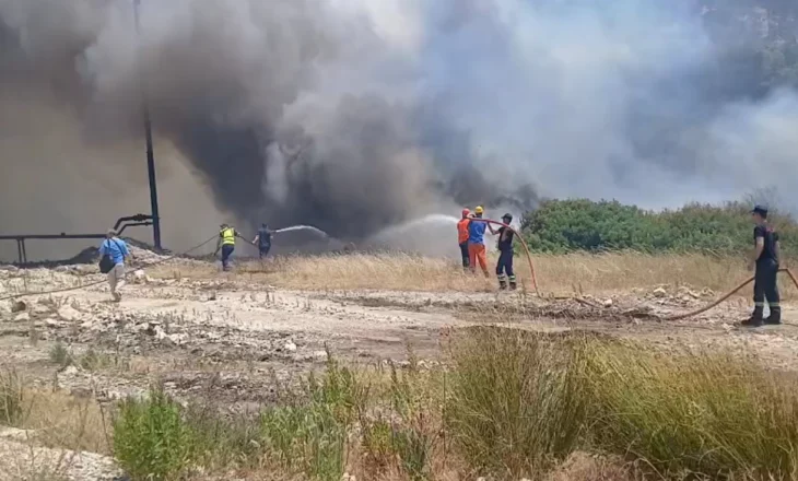 Flakët rrezikojnë depot e naftës në Drenovë – Situata jashtë kontrollit