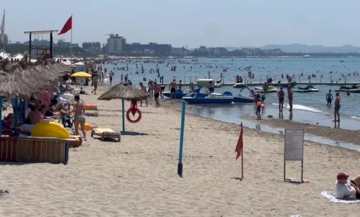 Fluks turistësh në bregdetin e Durrësit, shtohen të huajt që vijnë në vendin tonë