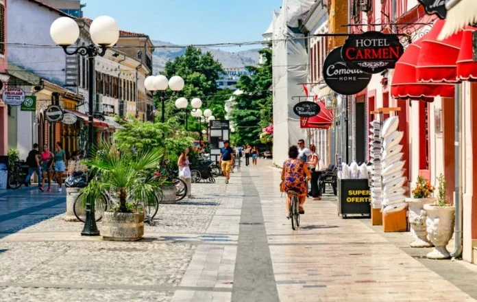 ‘Forbes’ u rekomandon amerikanëve edhe Shqipërinë si ndër vendet më të mira për të dalë në pension në 2025