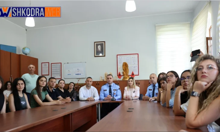 FOTO – “Aplikoni në Akademinë e Sigurisë”, Drejtori i Përgjithshëm i Policisë takim me maturantët në Shkodër