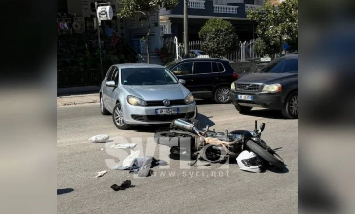 FOTO/ Makina përplas motorin në Sarandë, drejtuesi përfundon në spital