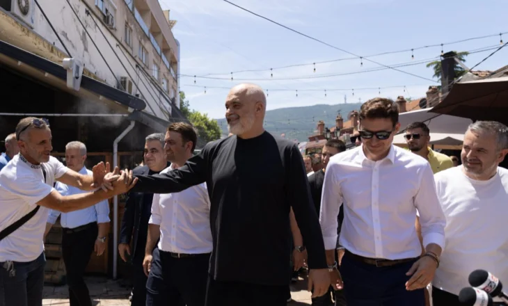 FOTO/ Rama shëtit me shqiptarët tek Çarshia e Vjetër e Shkupit, pritje e madhe nga qytetarët
