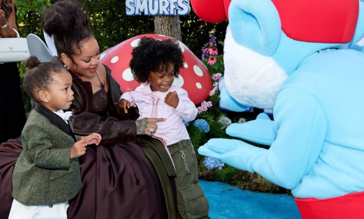 FOTO/ Rihanna feston suksesin e saj të fundit në tapetin e kuq, së bashku me dy djemtë e saj