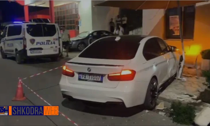 FOTO – Shoferi 31- vjeçar humb kontrollin e makinës, përplaset me lokalin duke plagosur 3 gra