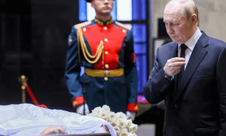 FOTO/ Shoqja e tij e klasës ndërroi jetë, Putin merr pjesë në nderimet e fundit