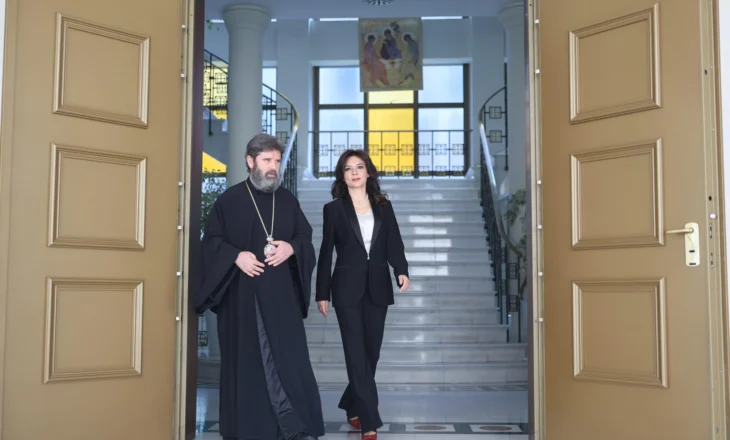 FOTO/ Spiropali takim me kryepeshkopin Joan Pelushi: Frymëzim për të fuqizuar përmasën shpirtërore në punët e detyrat tona