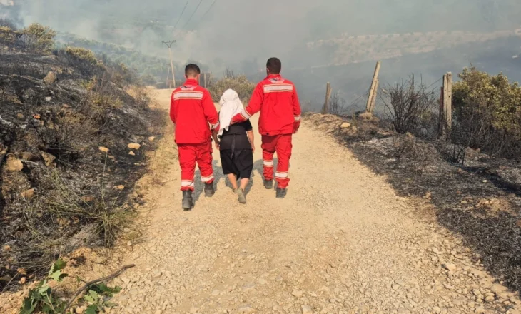 Foto/ Urdhri i Ministrisë për evakuimin e fshatrave në Delvinë, momenti prekës kur e moshuara ndihmohet nga forcat zjarrfikëse të lërë shtëpinë e saj