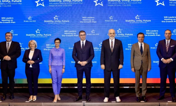 Fotoja familjare nga takimi BE-Ballkani Perëndimor në Shkup / Rama në krah të Kurtit