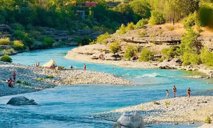 Fotolajm nga Rama, brigjet e lumit Vjosa plot me turistë