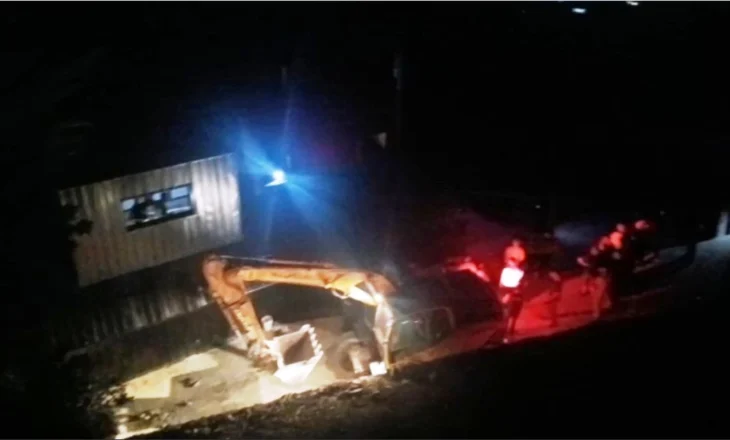 FOTOLAJM – Një ndërtesë e fundit në Theth po i reziston akoma shembjes nga fadromat e IKMT- së…