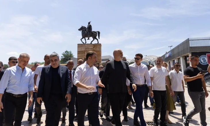 Fotolajm/ Rama viziton Çarshinë e Vjetër në Shkup