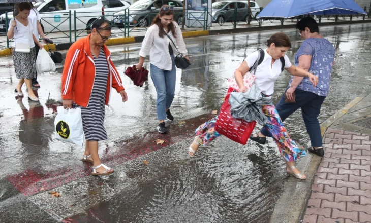 Fotot/ Vapa përvëluese i lë vendin shiut! ‘Përmbyten’ rrugët e Tiranës