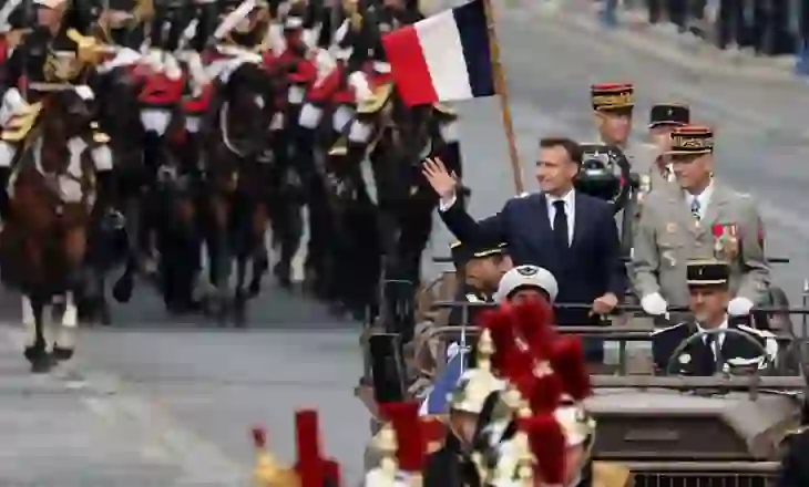 Franca feston “Ditën e Bastijës”, parada madhështore në Champs-Elysees