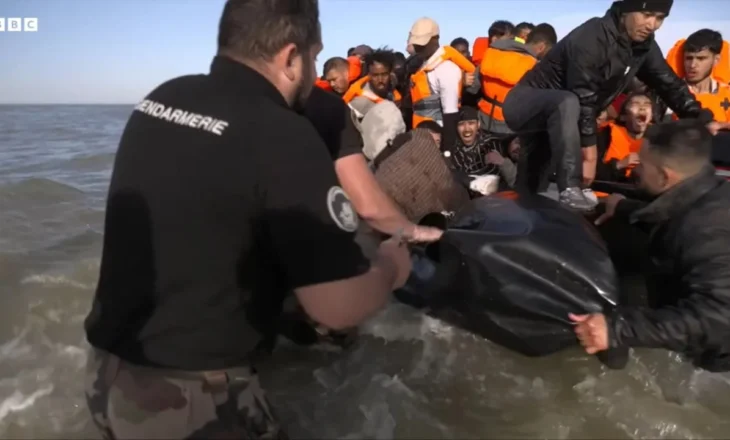 Franca ndryshon taktikë ndaj emigrantëve të paligjshëm, policia përdor thika për të shpuar gomonetnë ujë