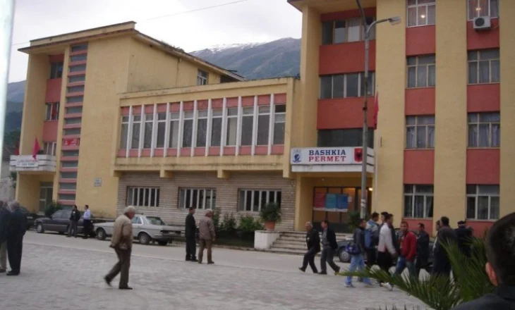 ‘Fshesa’ e Ramës mbërrin edhe në Bashkinë e Përmetit/ Dorëhiqen drejtuesit e 5 njësive administrative