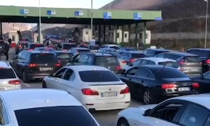 Fundjava ‘pushton’ bregdetin/ Fluks dhe radhë automjetesh në Morinë, policia kufitare operon procedura për lehtësim…