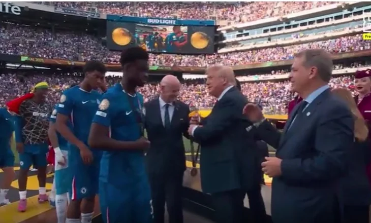 Futbollisti i Chelsea-s “injoron” Trump-in gjatë ceremonisë së medaljeve, video bëhet virale