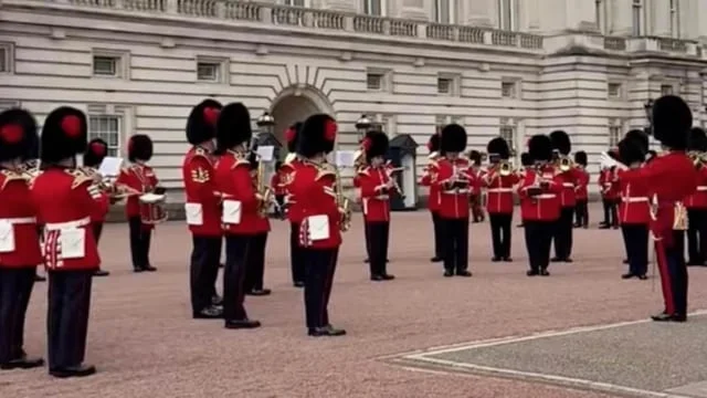 Garda Mbretërore Britanike performon “Paranoid” të Ozzy Osbourne gjatë ndërrimit të gardës në Buckingham Palace 