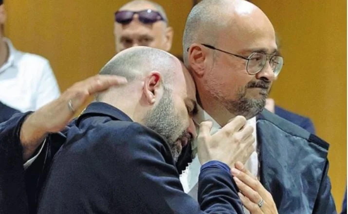 Gazetari italian Roberto Saviano shpërthen në lot teksa lexohej vendimi ku dënohej bosi i Camorrës: Me vodhën jetën