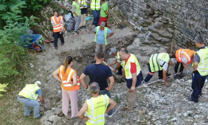 Gërmimet arkeologjike në kalanë e Gjirokastrës, Rama: Kanë nxjerrë në dritë skeletin e një kali dhe të një luftëtari