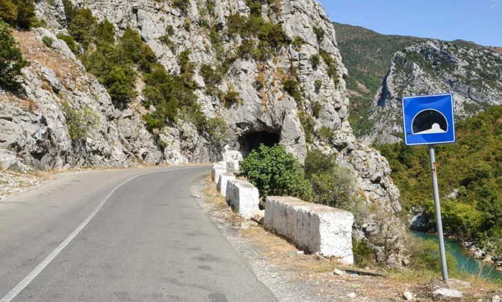 Gjendet i pajetë 23-vjeçari pranë liqenit të Shkopetit, dyshohet se makina e tij ka rënë në ujë