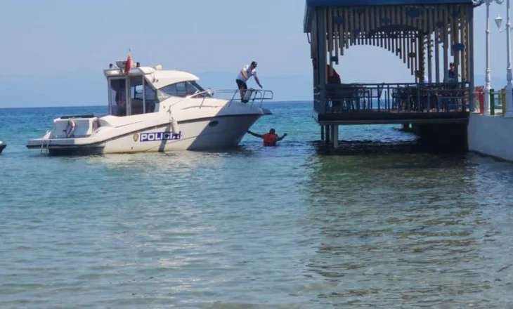 Gjendet një trup i pajetë në ujërat e liqenit të Pogradecit. Nxirret në breg nga policia kufitare