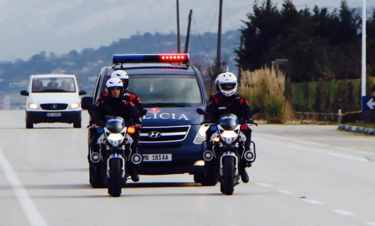Gjirokastër, policia i gjen thikë në makinë 19-vjeçarit