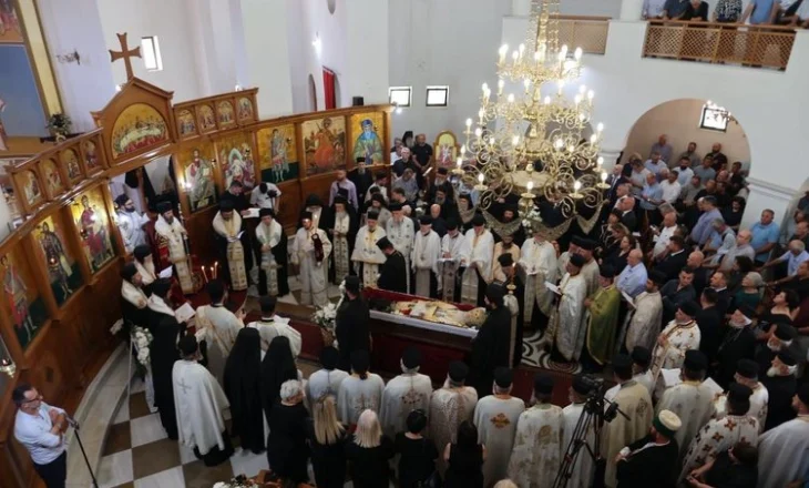 Gjirokastra i jep lamtumirën e fundit mitropolitit Imzot Dhimitrit (FOTO)