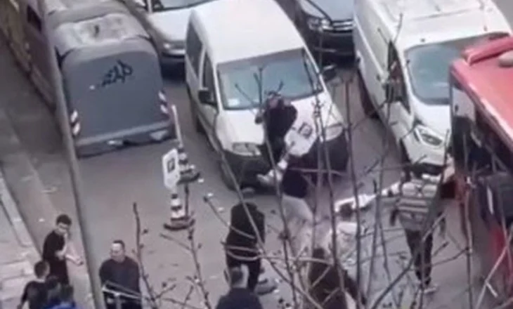 “Goditi shefin me shkelm”, Policia përgënjeshtron qytetarin që doli në media