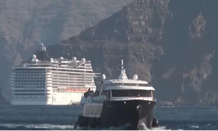 Greqia ‘frenon’ turistët/ Vendos barriera dhe taksa të reja për ishujt e mbipopulluar