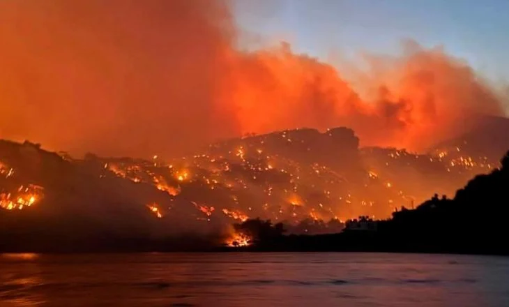 Greqia në flakë, betejë në tre fronte! Evakuime masive në hotele dhe shtëpi pushimi, raportohet për banesa të djegura