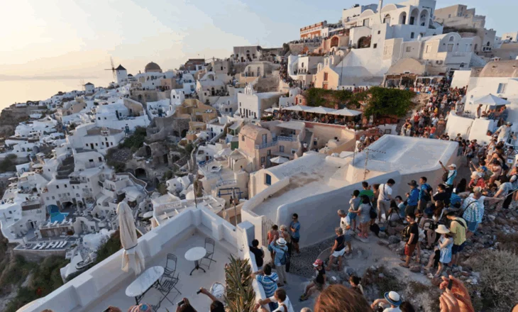 Greqia vendos 20 euro taksë për turistët në Mykonos dhe Santorini