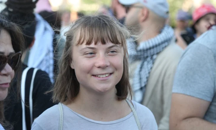 Greta Thunberg në Tiranë për Palestinën, por në shesh mblidhen veç një grusht njerëzish (FOTO)
