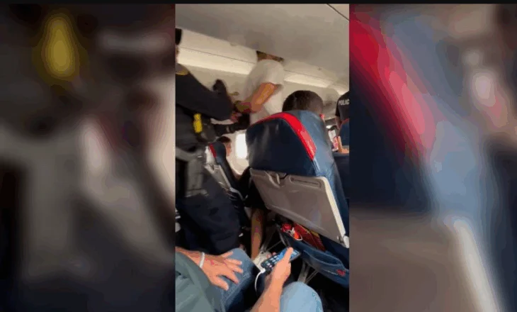”Hape derën”, sherr mes shqiptarit dhe asistentes së fluturimit. Avioni bën ulje emergjente