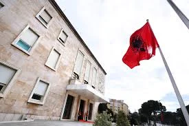 Hapësirat publike nuk do preken më/ Qeveria ndalon çdo rrethim pa leje