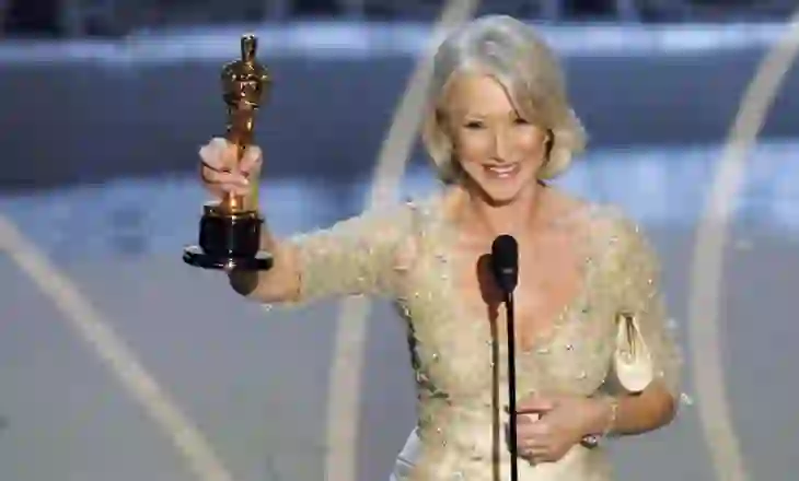 Helen Mirren, mbretëresha britanike e aktrimit mbush sot 80 vjeç!