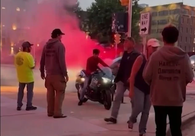 Hero edhe jashtë ekranit: Momoa ndërhyn në një aksident me motor