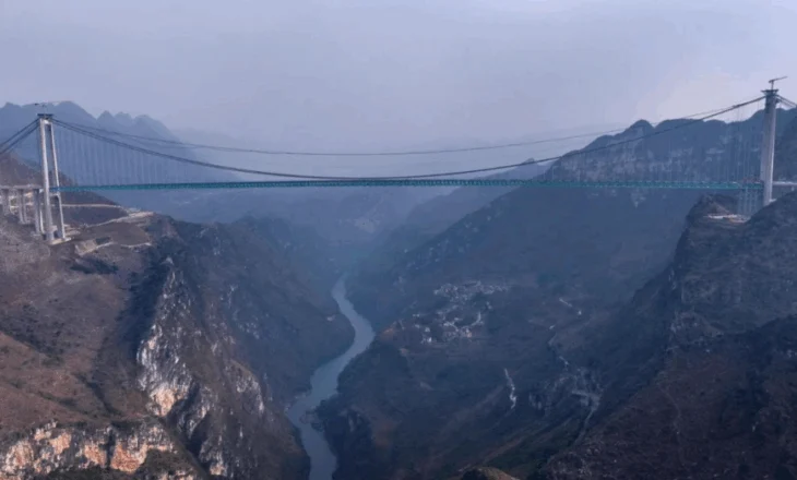 ‘Hidhuni nga një lartësi dy herë më e madhe se Kulla Eiffel’/ Kina inauguron urën më të lartë në planet